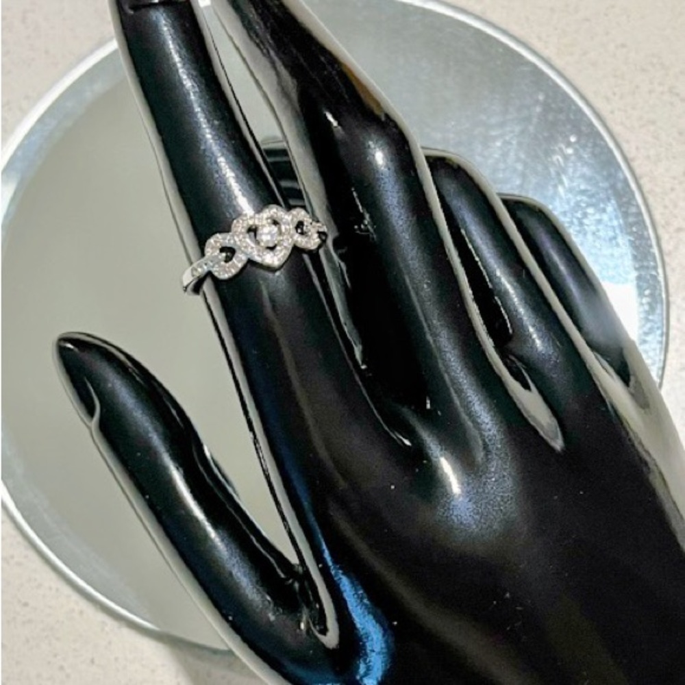 Elegant Silver Heart Ring - Picture 5 of 5